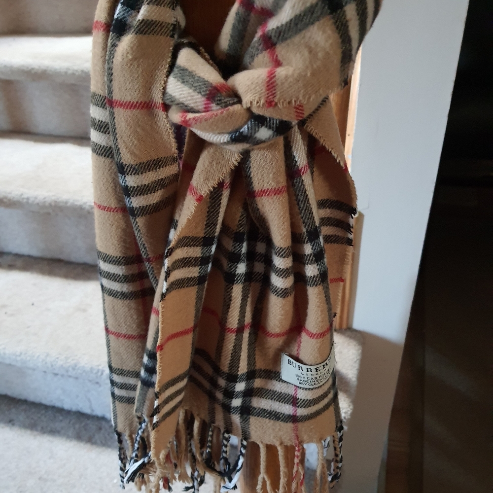 Burberry cashmere scarf - Picture 3 of 4